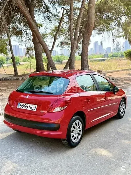 Usado Peugeot 207 70 CV (51 kW) 2012 Rojo Berlina