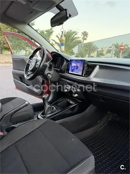 Usado Kia Rio 90 CV (66 kW) 2017 Rojo Berlina