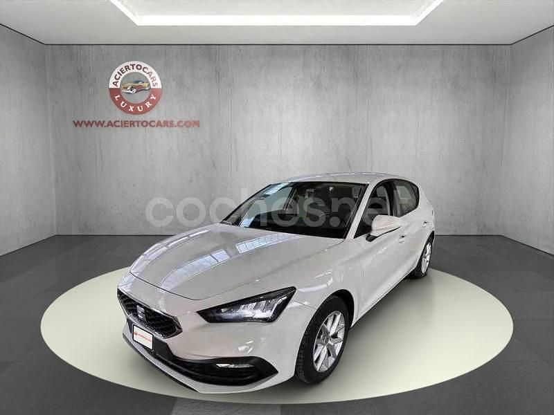 Usado Seat Leon Style 130 CV (95 kW) 2021 Blanco Berlina