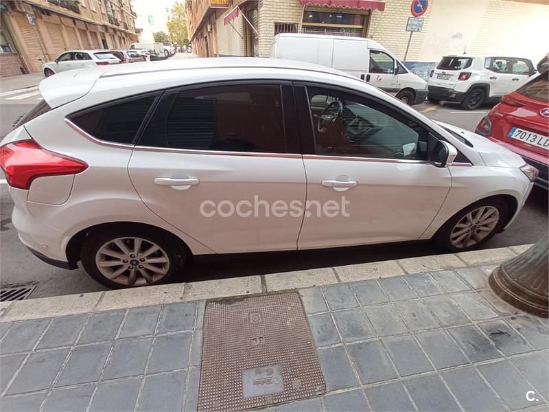 Begagnad Ford Focus Titanium 125 HK (91 kW) 2015 Vit Sedan