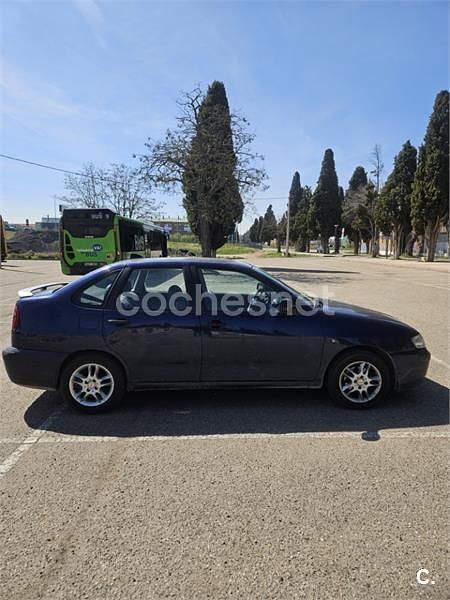 Usado Seat Cordoba Stella 90 CV (66 kW) 2000 Azul Berlina