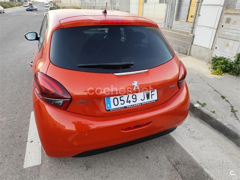 Usado Peugeot 208 Style 82 CV (60 kW) 2017 Naranja Utilitario