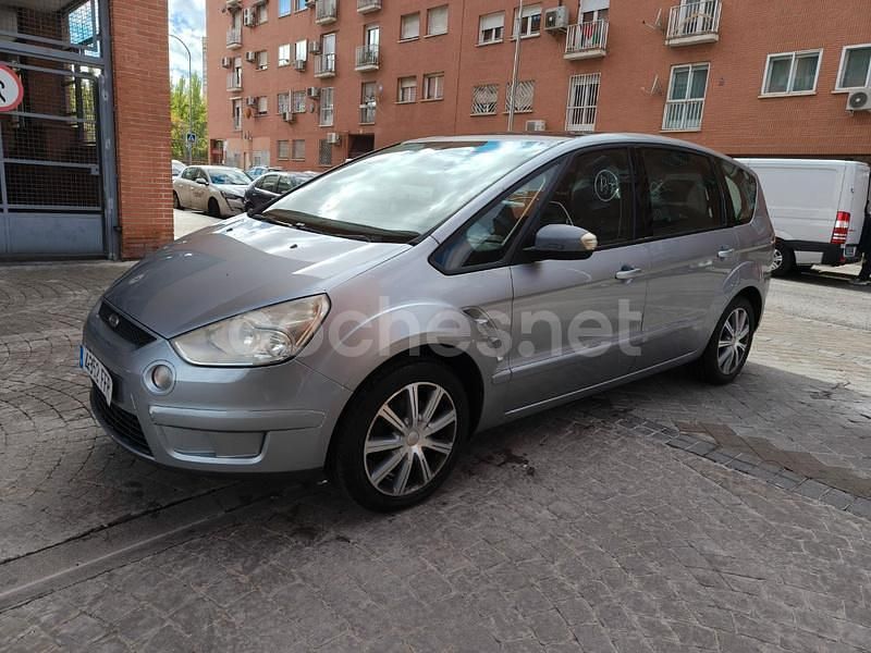 Usado Ford S-MAX Trend 140 CV (102 kW) 2007 Gris / plata Monovolumen