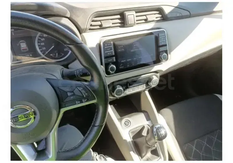 Usado Nissan Micra 92 CV (67 kW) 2021 Rojo Utilitario