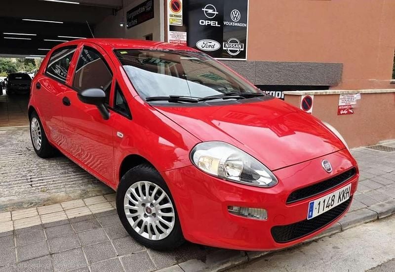 Usado Fiat Punto S 69 CV (50 kW) 2018 Rojo Utilitario
