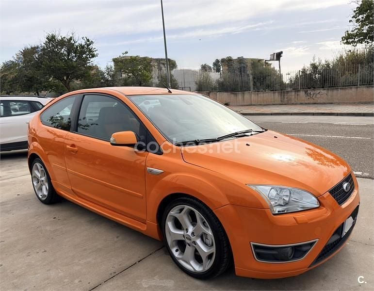 Usado Ford Focus ST 225 CV (165 kW) 2007 Naranja Berlina