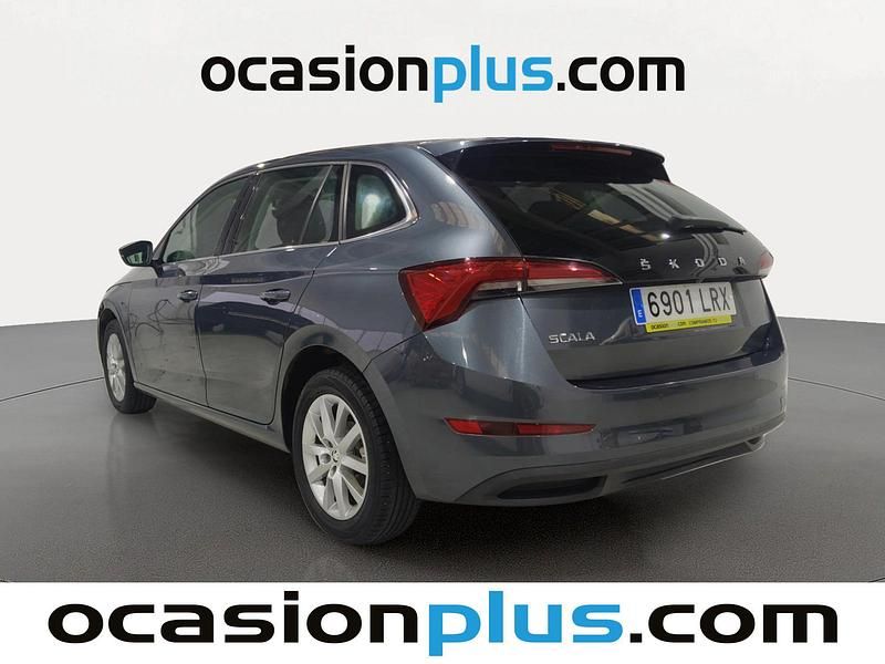 Usado Skoda Scala Ambition 110 CV (80 kW) 2021 Gris Utilitario