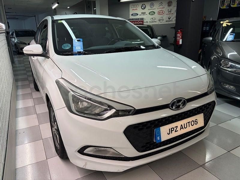 Usado Hyundai i20 75 CV (55 kW) 2017 Blanco Berlina