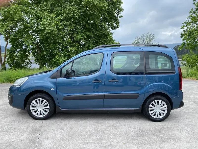 Usado Citroën Berlingo Feel 100 CV (73 kW) 2016 Azul Monovolumen
