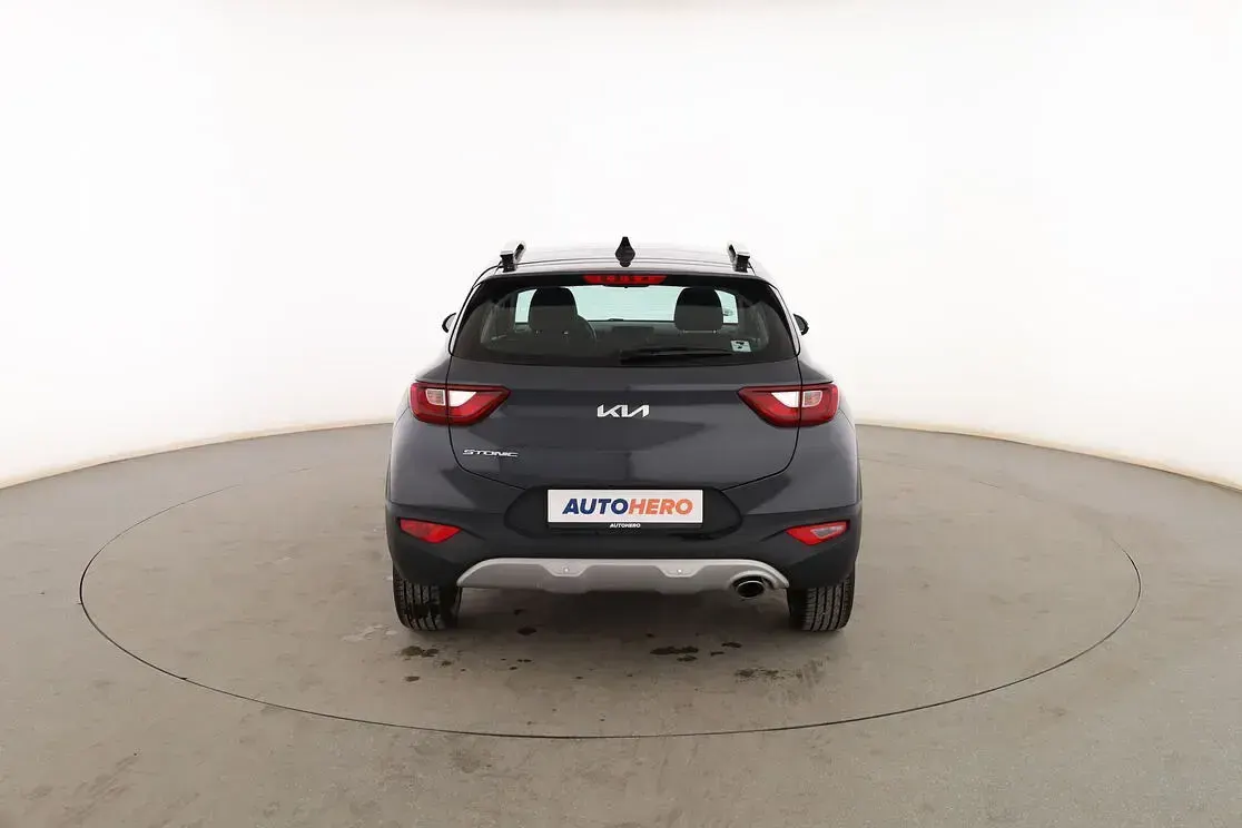 Usado Kia Stonic 84 CV (61 kW) 2022 Gris SUV