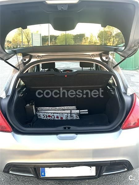 Usado Peugeot 308 Active 92 CV (67 kW) 2013 Gris / plata Berlina