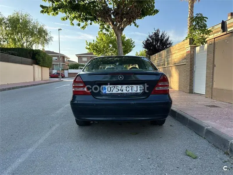 Usado Mercedes C220 Classic 143 CV (105 kW) 2004 Azul Berlina