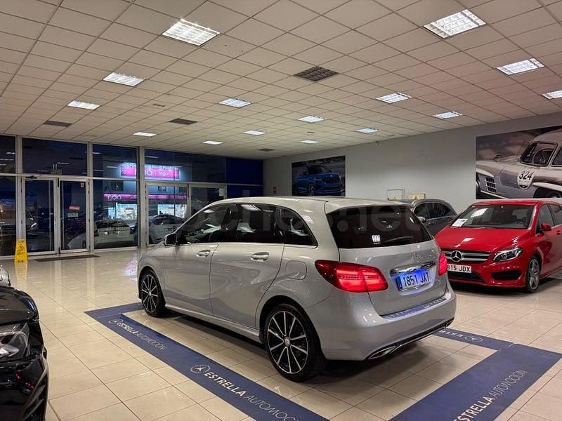 Usado Mercedes B180 109 CV (80 kW) 2017 Gris / plata Monovolumen