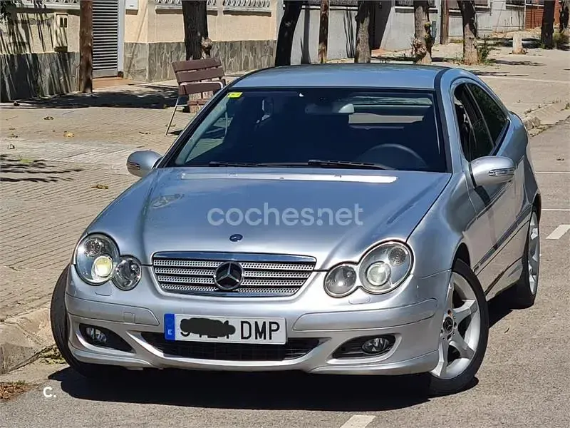 Usado Mercedes C180 143 CV (105 kW) 2005 Gris / plata Berlina