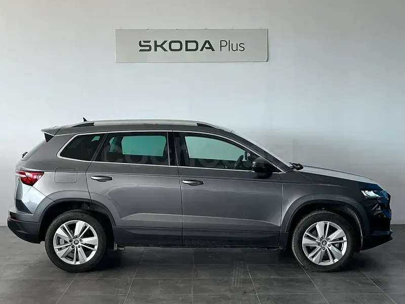 Usado Skoda Karoq Selection 150 CV (110 kW) 2025 Gris / plata SUV