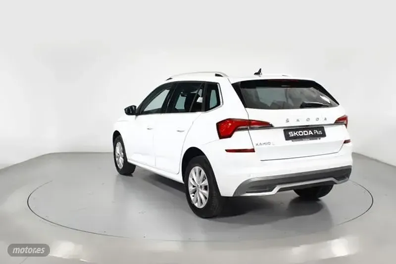 Usado Skoda Kamiq 110 CV (80 kW) 2022 Blanco SUV