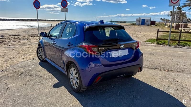 Usado Toyota Yaris Hybrid Active 116 CV (85 kW) 2024 Azul Berlina