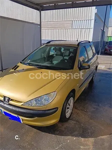 Usado Peugeot 206 70 CV (51 kW) 2006 Amarillo Berlina