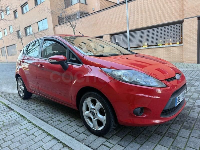 Usado Ford Fiesta Trend 68 CV (50 kW) 2009 Rojo Utilitario