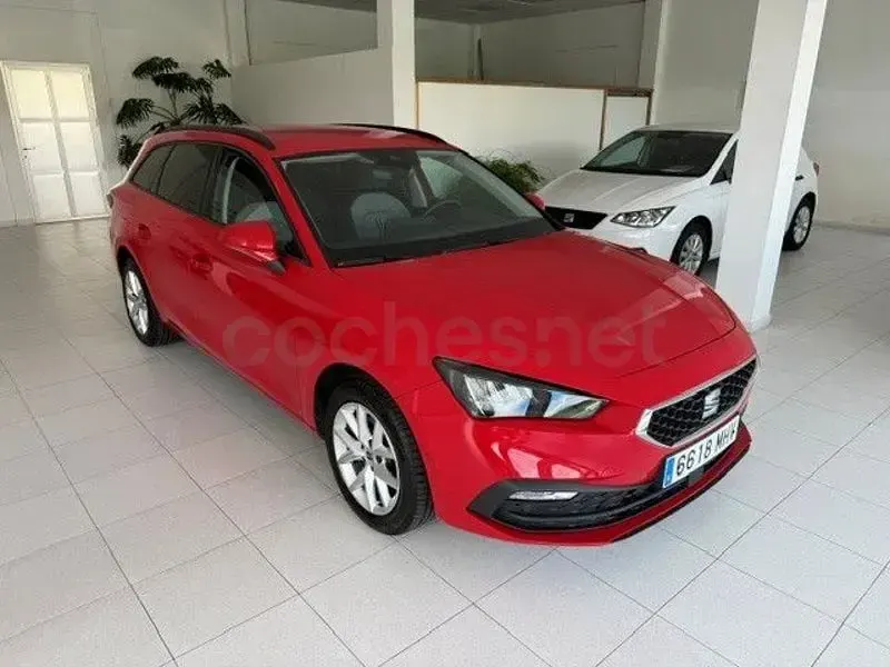Usado Seat Leon Style 110 CV (80 kW) 2023 Rojo Familiar