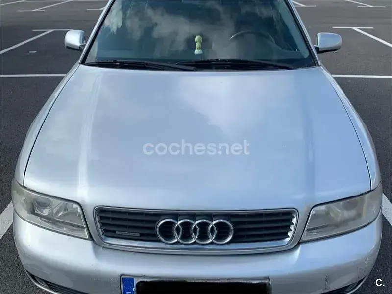 Usado Audi A4 150 CV (110 kW) 1999 Gris / plata Berlina