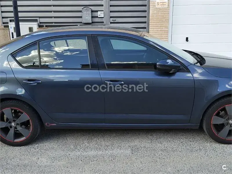 Usado Skoda Octavia Elegance 105 CV (77 kW) 2015 Gris / plata Familiar
