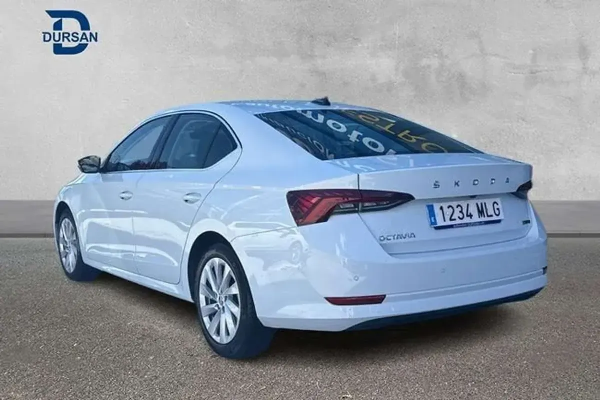 Usado Skoda Octavia Selection 150 CV (110 kW) 2023 Blanco SUV