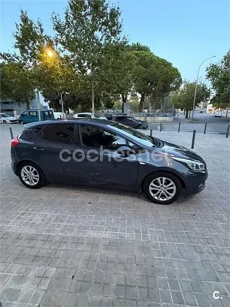 Usado Kia Ceed 100 CV (73 kW) 2015 Gris / plata Utilitario
