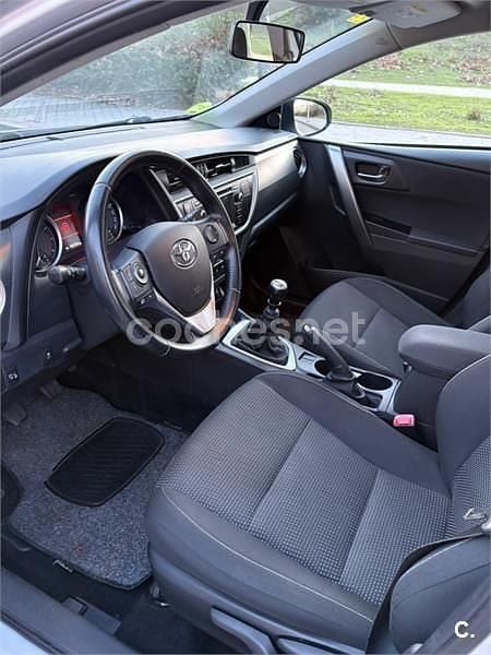 Usado Toyota Auris Live 132 CV (97 kW) 2013 Gris / plata Berlina