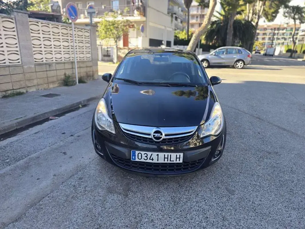 Usado Opel Corsa Selective 86 CV (63 kW) 2012 Negro Utilitario