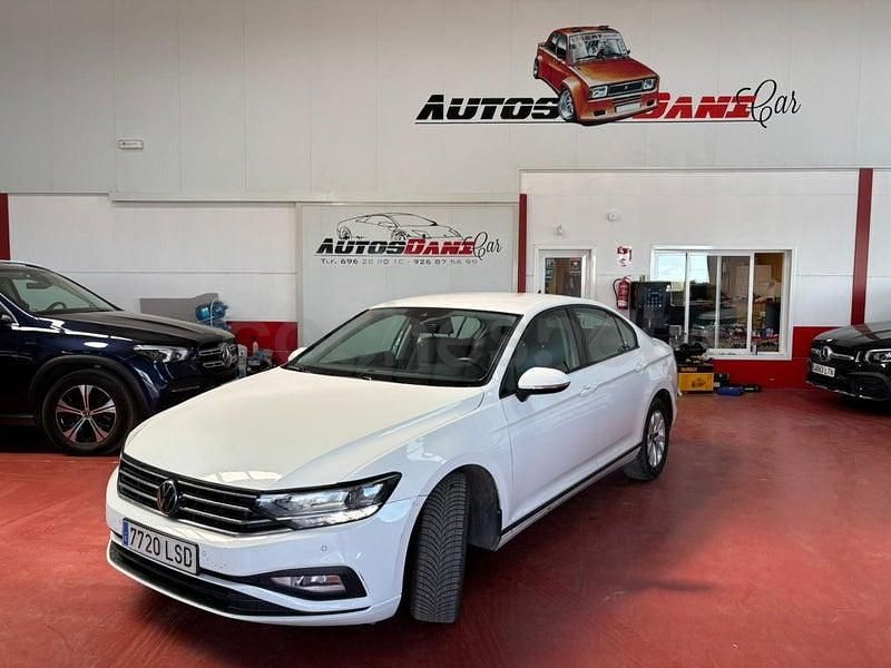 Usado VW Passat Business 150 CV (110 kW) 2021 Blanco Berlina