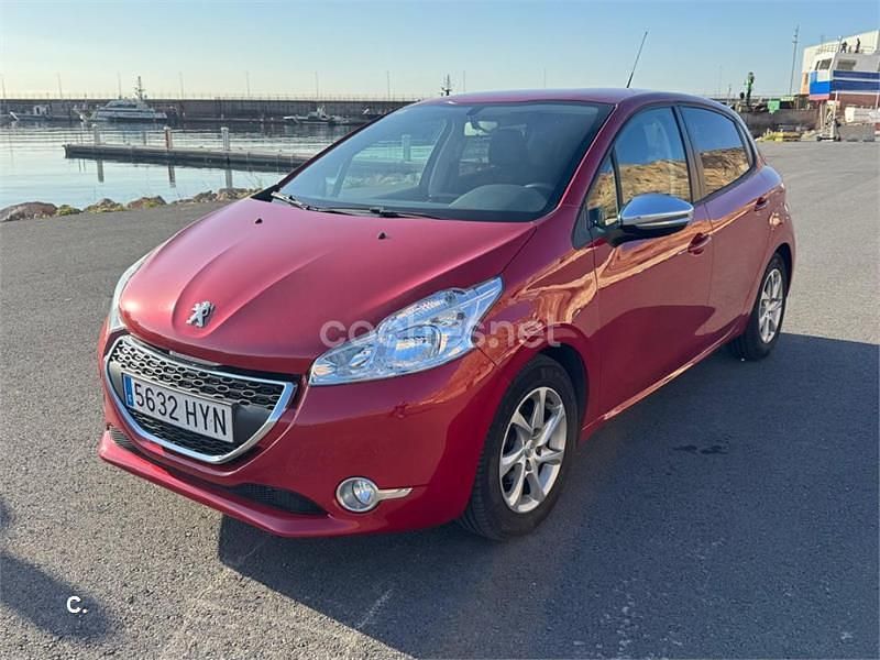 Usado Peugeot 208 Active 82 CV (60 kW) 2014 Granate Utilitario