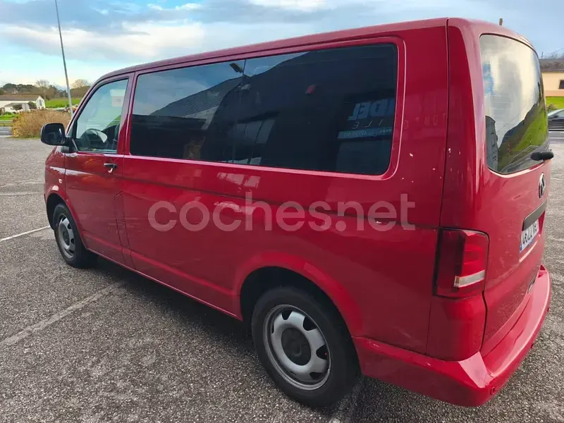 Usado VW Multivan Startline 102 CV (75 kW) 2011 Rojo Monovolumen