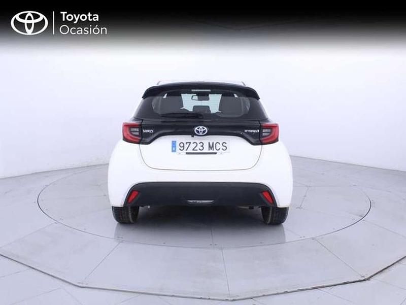 Usado Toyota Yaris Hybrid Active 116 CV (85 kW) 2022 Blanco Utilitario