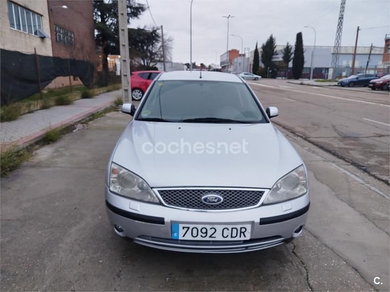 Usado Ford Mondeo Ghia 145 CV (106 kW) 2004 Gris / plata Berlina