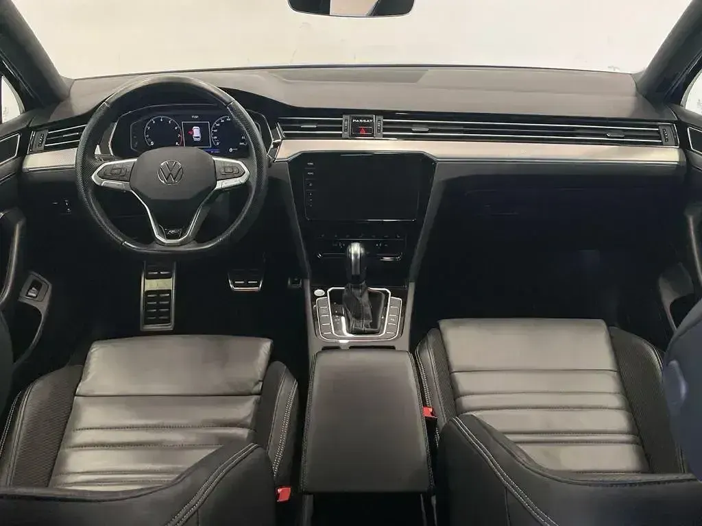 Usado VW Passat R-line 150 CV (110 kW) 2024 Azul Familiar