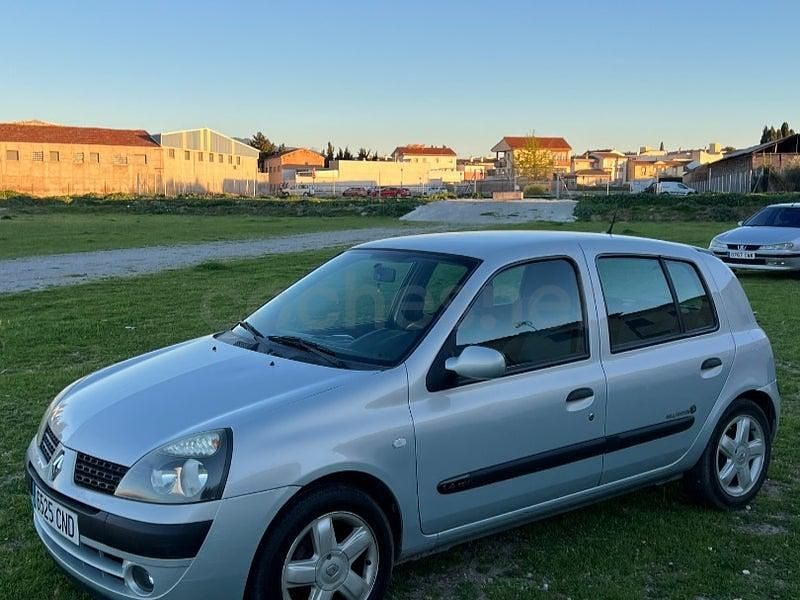 Usado Renault Clio II Expression 100 CV (73 kW) 2004 Gris / plata Berlina