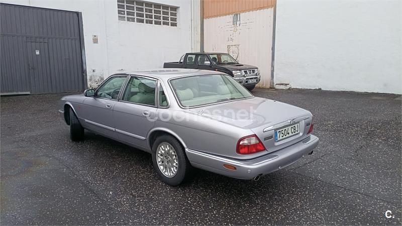 Usado Jaguar XJ8 Executive 240 CV (176 kW) 2002 Gris / plata Berlina