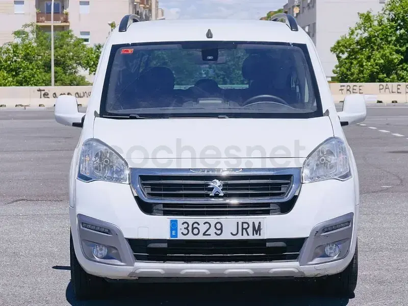 Usado Peugeot Partner Tepee Active 100 CV (73 kW) 2016 Blanco Monovolumen