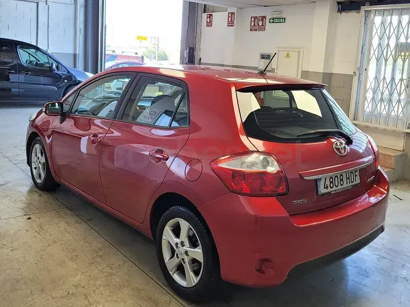 Usado Toyota Auris Active 90 CV (66 kW) 2011 Granate Utilitario