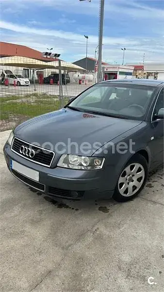 Usado Audi A4 130 CV (95 kW) 2002 Gris / plata Berlina