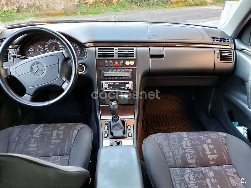 Usado Mercedes E280 Avantgarde 193 CV (141 kW) 1998 Azul Berlina