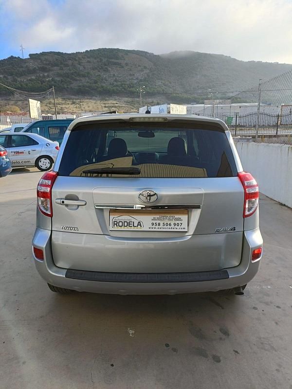Usado Toyota RAV4 Executive 150 CV (110 kW) 2012 Gris plata SUV