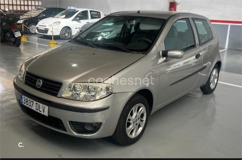 Usado Fiat Punto Dynamic 60 CV (44 kW) 2005 Gris / plata Utilitario