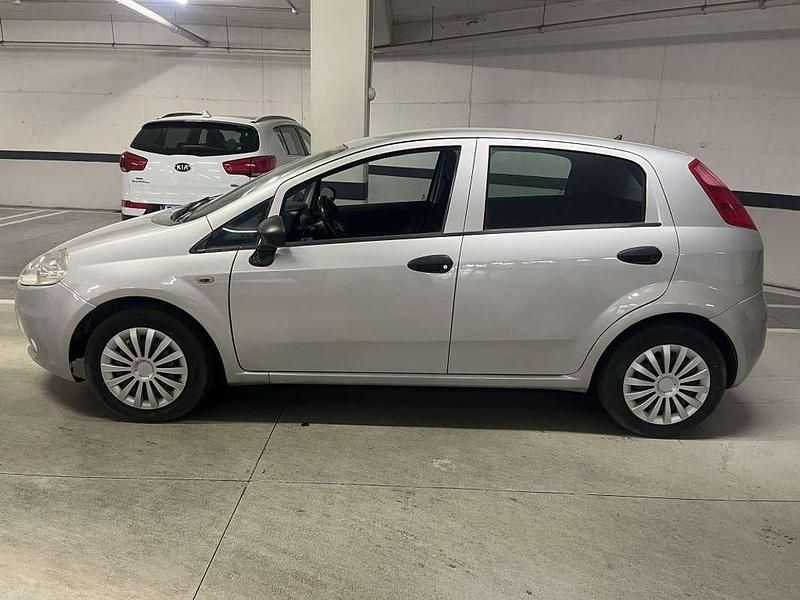 Usado Fiat Grande Punto Active 75 CV (55 kW) 2011 Plateado Utilitario
