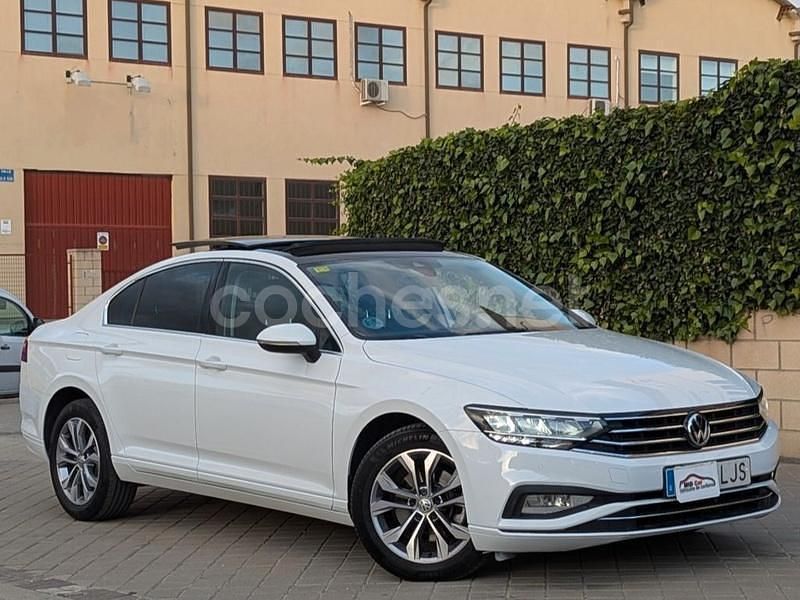 Blanco Usado 2020 VW Passat Executive Berlina | 19.950 € (Un poco caro) - Imagen 1/2