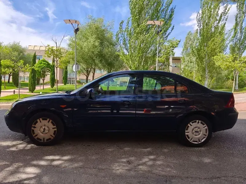 Usado Ford Mondeo Trend 115 CV (84 kW) 2002 Azul Berlina