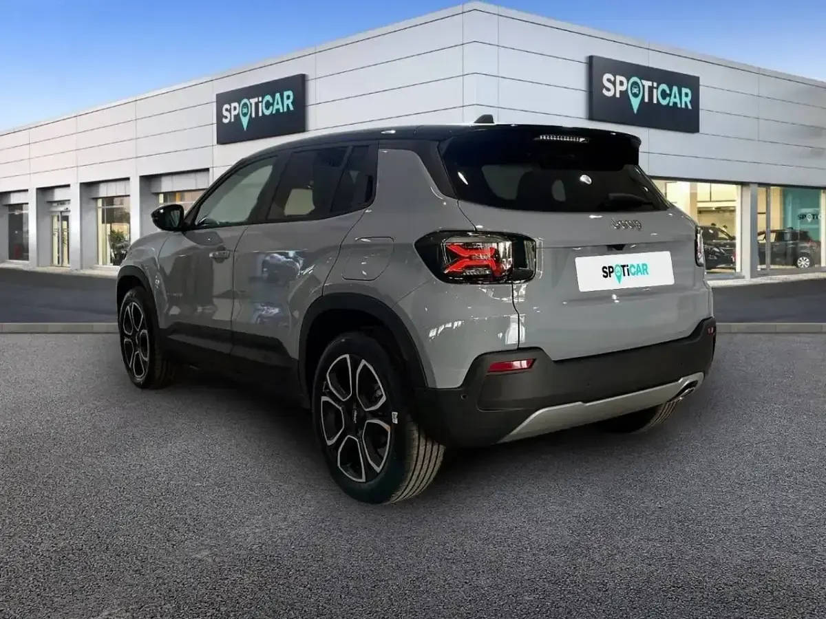 Usado Jeep Avenger Summit 110 CV (80 kW) 2026 Gris SUV