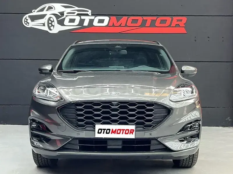 Usado Ford Kuga ST-Line 225 CV (165 kW) 2021 Gris / plata SUV