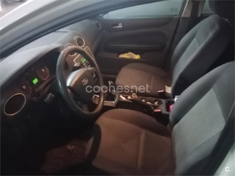 Usado Ford Focus Trend 90 CV (66 kW) 2005 Blanco Berlina